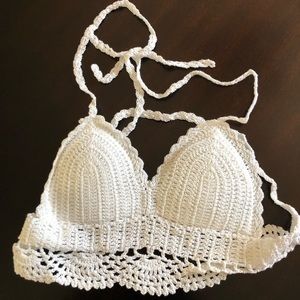 White crochet top size small 💫